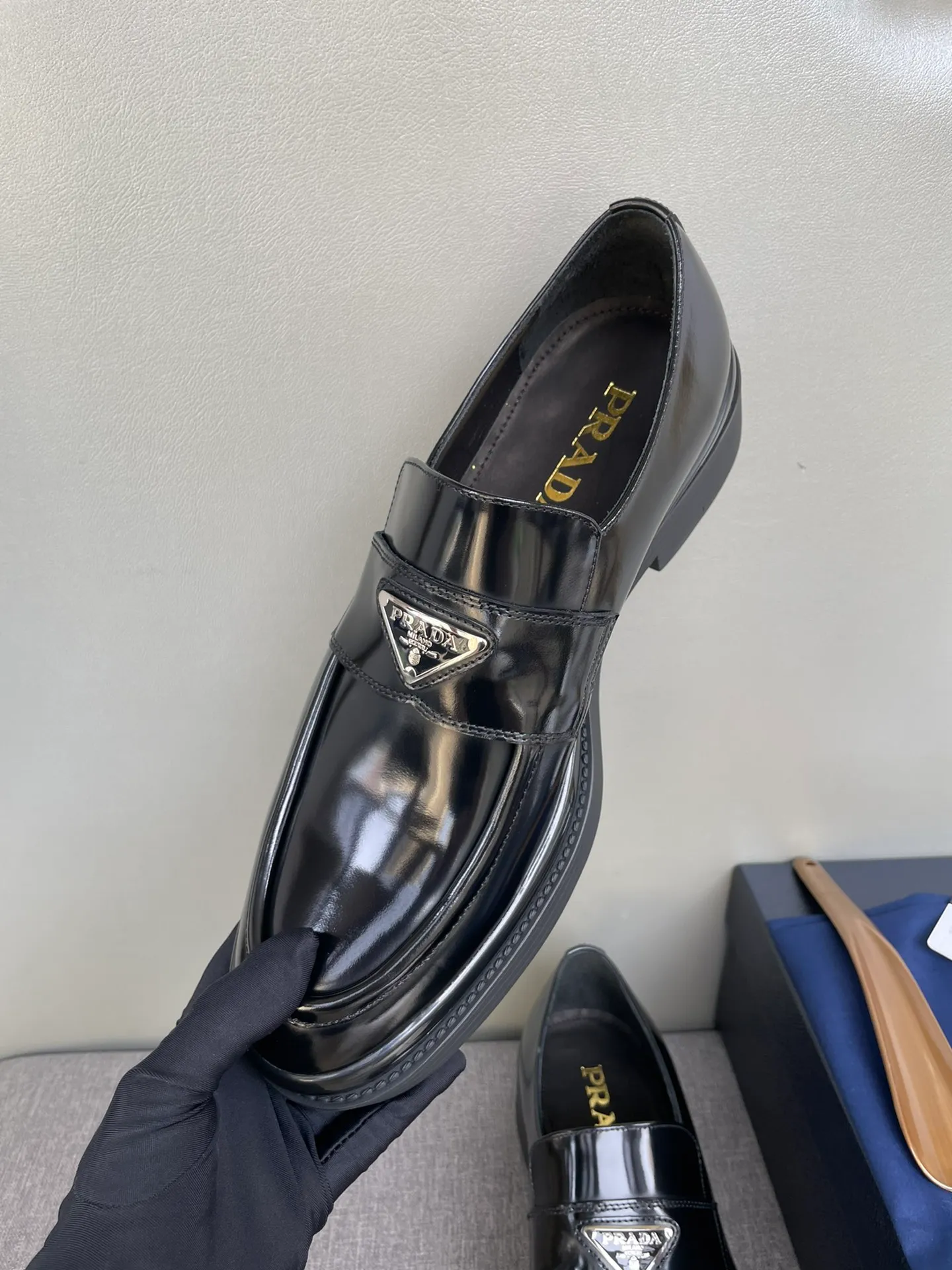 Men's shoes 💰860 💰Best recommendation✨PRADA Prada top purchasing quality imported upper with color-brushed edge beads carved toe design cowhide lining private molded TPU outsole non-slip, wear-resistant and elastic fashionable and versatile burgundy black blue 39-44 in stock (38, 45 customized for replacement, return and exchange)